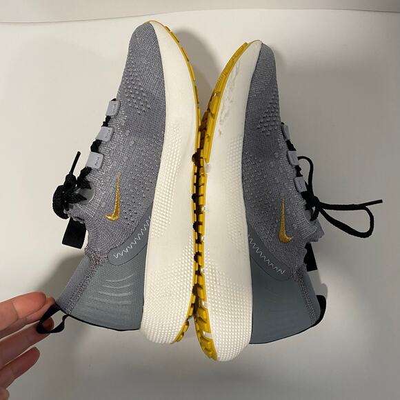 Nike Women's React Escape Run Flyknit Shoes Sneakers Grey Size 7 Active Like New - Picture 2 of 9
